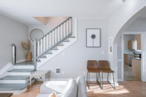 5 Bedroom House Cheerful Bungalow with AC Pet Friendly